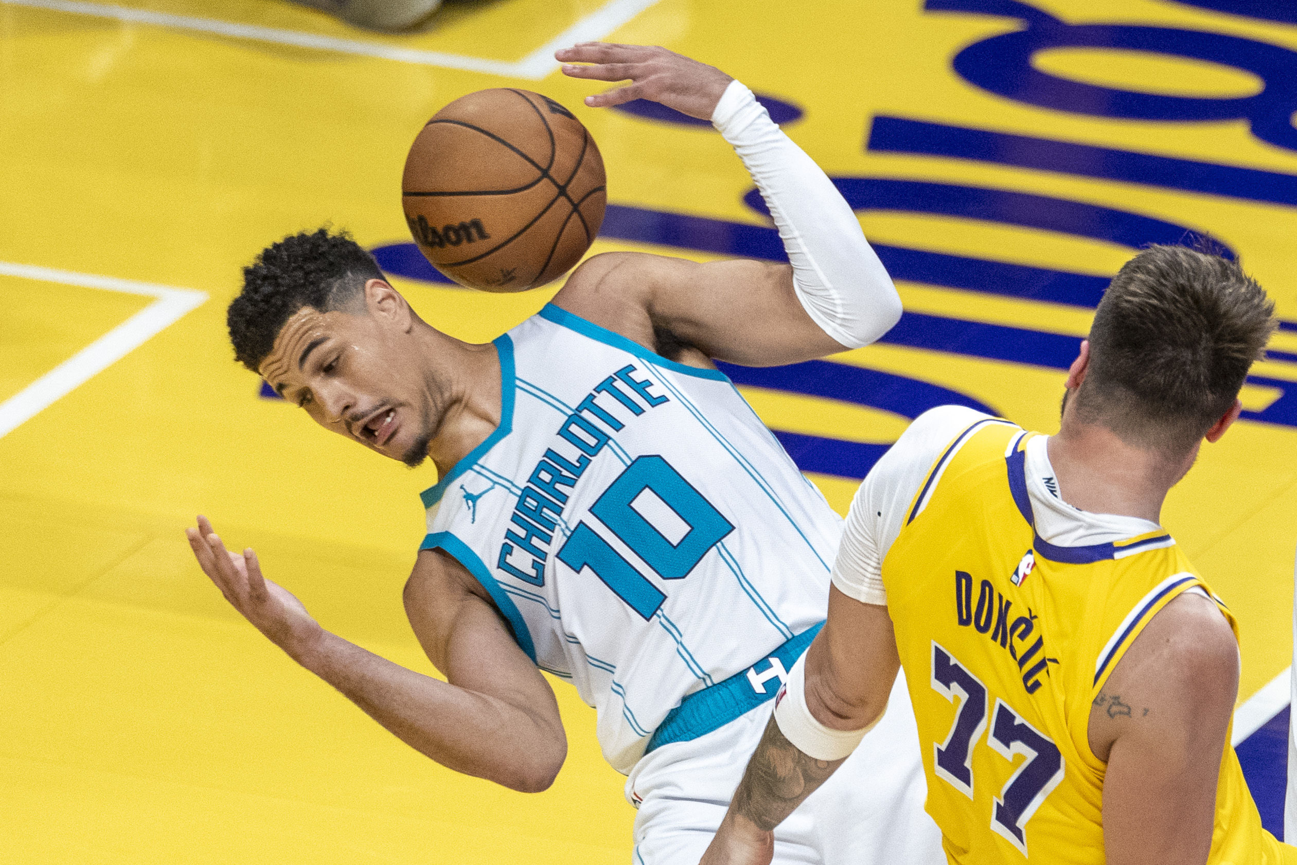 关于这也行？瓦伦西亚国际比赛日官宣签约风云突变夏洛特黄蜂今夜豪取连胜，赛后巴塞罗那备战中超的信息